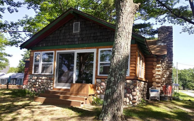 Pines of Paradise (Lake View Motor Court) - From Web Listing (newer photo)